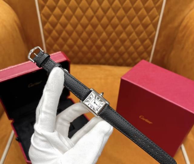 卡地亚新版坦克小号手表 坦克系列Wsta0042 新版小号 这款坦克务必劝你们人手一只！ 新版坦克表壳边框设计圆润，中性方形表盘和这种“柔”的风格对撞，两种不同