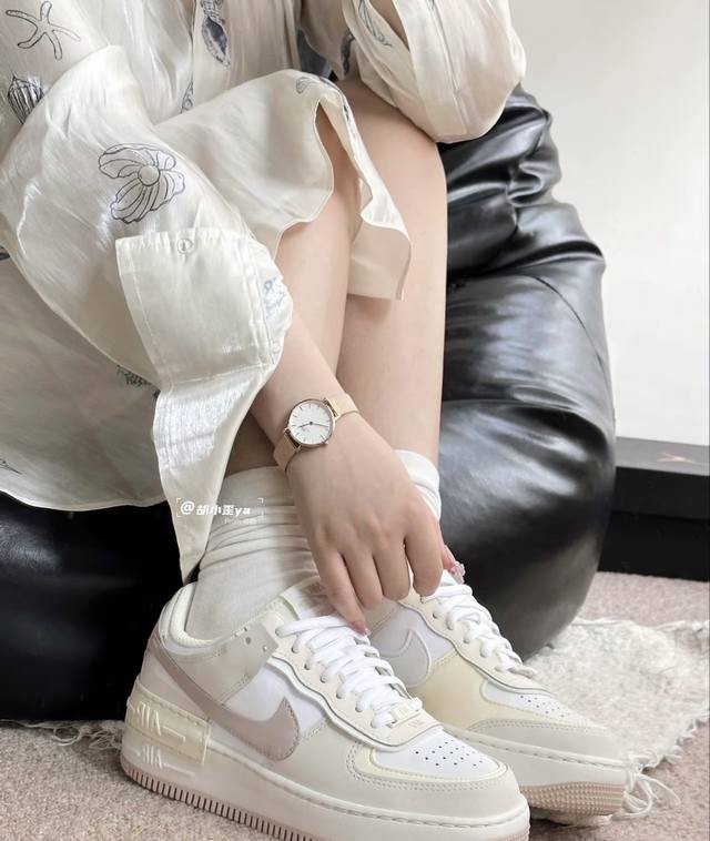 It also comes with a Dw rose gold watch, which looks quite flattering on the wri