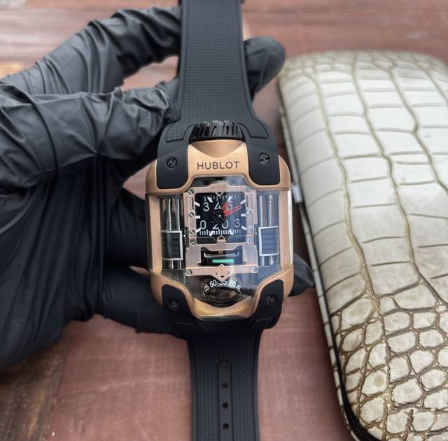 Hublot宇舶表重磅推出Mp-10线性陀转动系统腕表，这枚腕表的设计巅峰之作，制表业界中堪称不明飞行物 Ufo 的杰作，打破常规视角，戴出时间掌控力未来感