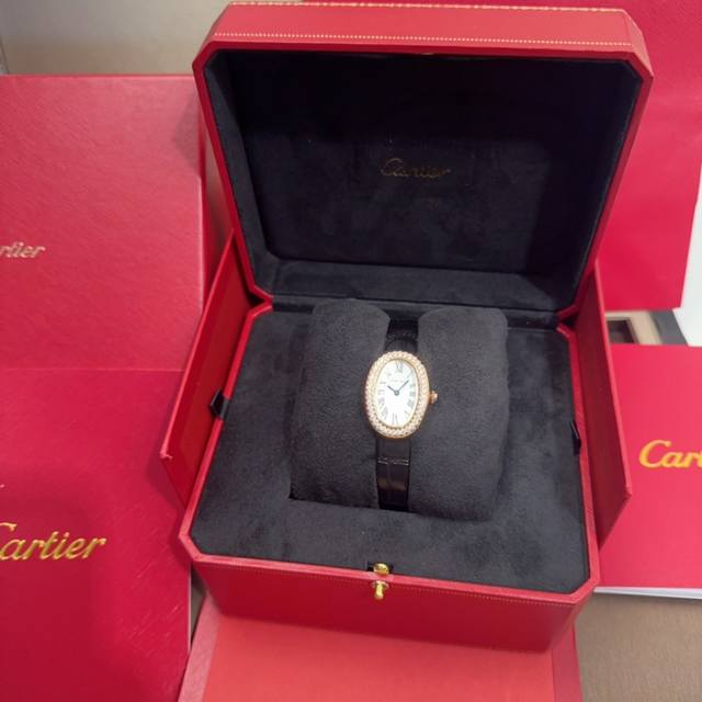 Cartier 卡地亚 Baignoire浴缸系列腕表，女神值得推荐的一款腕表！ 1典雅欧风浴缸形状，完美演绎卡地亚的经典美学，涌现腕表设计的焕新力量！ 2经典