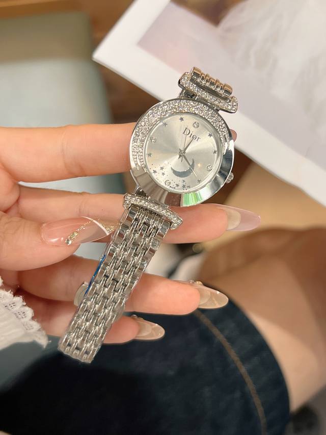 迪奥 时尚最新款简约时尚时装表精美名媛气质.耐磨镜片.. 石英机芯多种颜色选择 尺寸32Mm