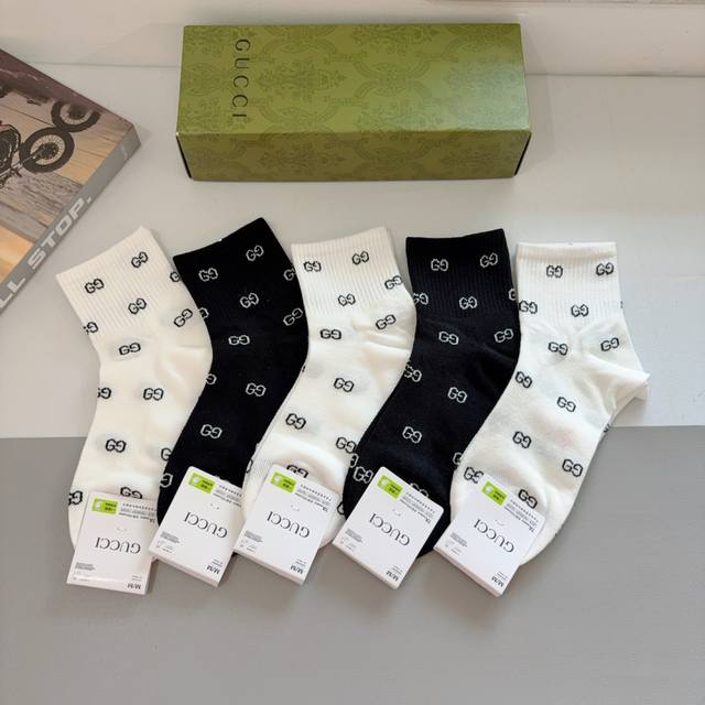 配包装 一盒5双 Gucci 古奇 Ins超火爆小单品男女中筒袜子，纯棉面料，潮人必备 ，Gucci 爆款，经典双G袜，个性时尚百搭款，你值得拥有哦