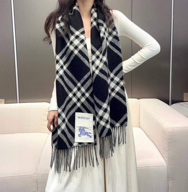 年爆款到！ Burberry 巴宝莉格子围巾好看的要疯掉了，太有型太有魅力了非常斯文时尚的秋冬单品！真的很喜欢，非常Classical的男款设计。男人的东西少而