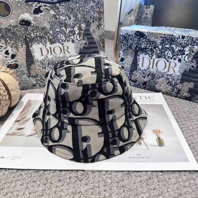 迪奥Dior 官网最新老花 迪奥Logo渔夫帽，防晒指数超高，特别显脸小，有型不软塌，可随意折叠，携带方便