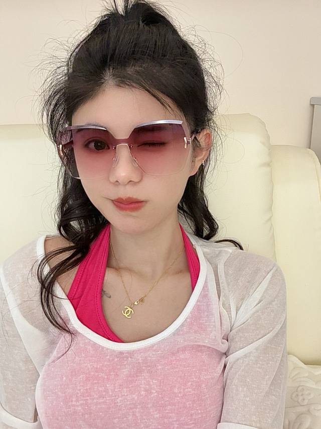 Gucci 新款连体尼龙偏光太眼镜，无框钻石 切边更有质感，大气女人范儿，大脸小脸都好看 ！型号：G4988