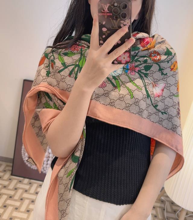 原单古驰140Cm丝绒方巾 经典Gucci花卉印花以新颖配色和全新风格焕然呈现。在这款方巾之上，它以多色配色耀目亮相，并与同色调镶边相映成趣。 绝对会尖叫的专柜