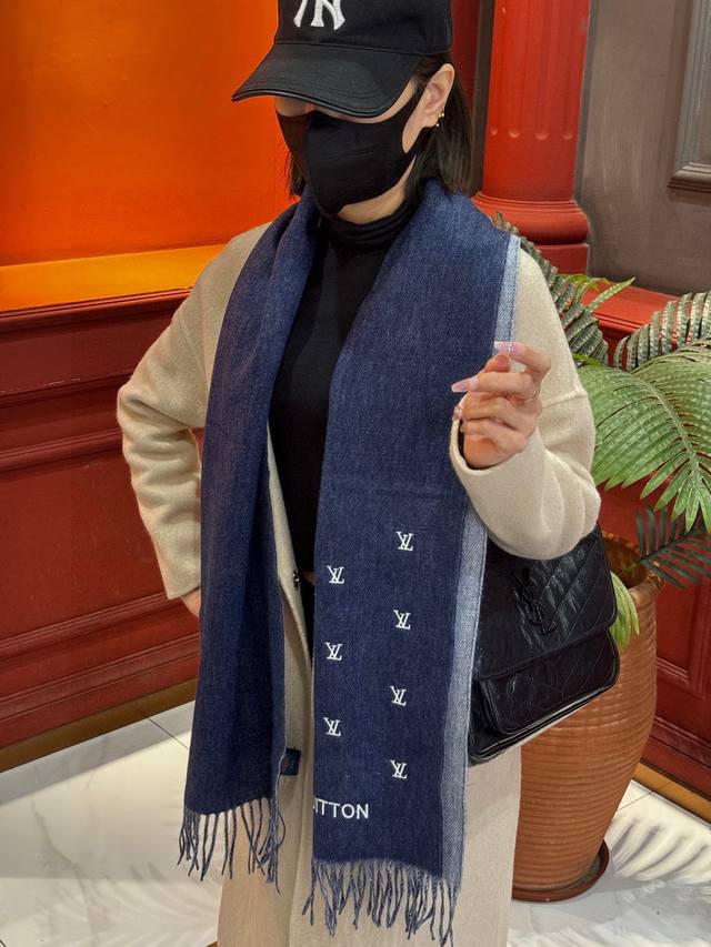 Lv 官网新款 情侣款 巴黎时装展双面羊绒围巾！采用蒙古高原细羊绒！手感满满地都是细腻的绒毛！这个价格P绝对百分之百的实惠！精湛绝伦的绣字工艺！送礼自留都不错！