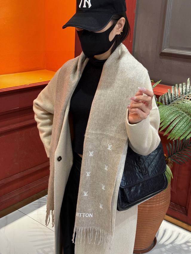 Lv 官网新款 情侣款 巴黎时装展双面羊绒围巾！采用蒙古高原细羊绒！手感满满地都是细腻的绒毛！这个价格P绝对百分之百的实惠！精湛绝伦的绣字工艺！送礼自留都不错！