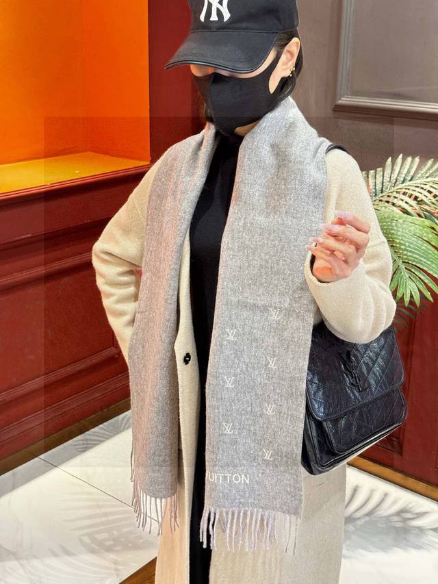 Lv 官网新款 情侣款 巴黎时装展双面羊绒围巾！采用蒙古高原细羊绒！手感满满地都是细腻的绒毛！这个价格P绝对百分之百的实惠！精湛绝伦的绣字工艺！送礼自留都不错！