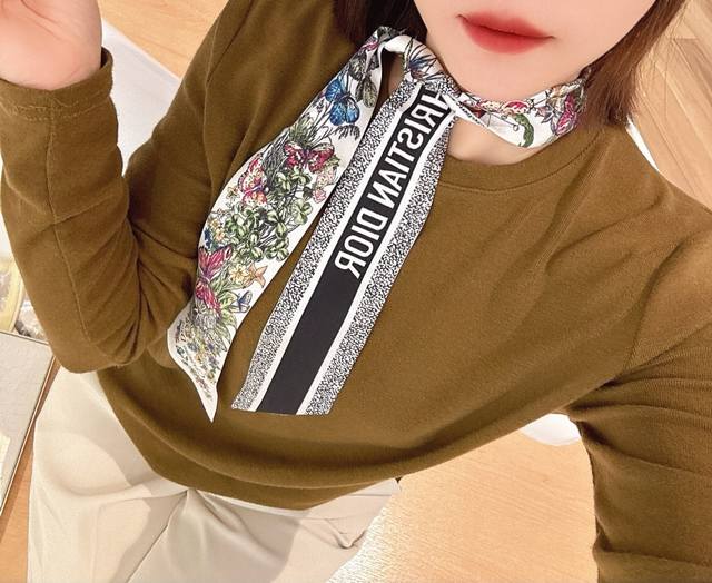 特 超好看香奈儿招财蝴蝶丝巾！双层真丝！ 多种用途，绑包包上，当发带或者小领巾都相当别致 配简单打底或者衬衫随便往脖子一挂也是极好看的！ 100%真丝！专柜最新