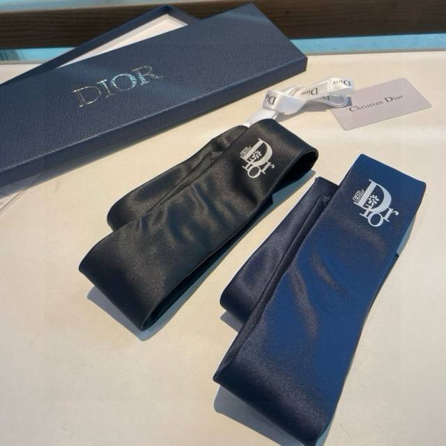 爆款到Do家新款领带 Dior男士 D家Logo系列领带 ，稀有展现精湛手工与时尚优雅的理想选择，这款采用Do家最经典极具标志性Logo提花制成的领带，以同色调