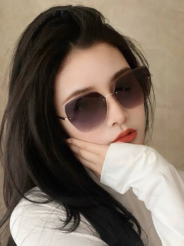 Gucci 2025开春新款 最新款无框太阳镜 各路网红纷纷带起气场满分 俏皮甜美.上脸效果更佳.金属质感超好 型号：G5250