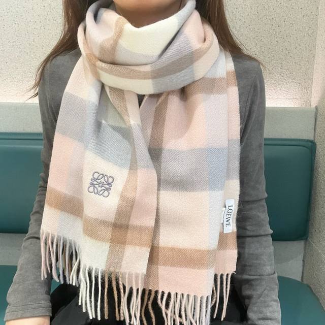Top-quality original unisex Loewe scarf. I was lucky enough to get my hands on t