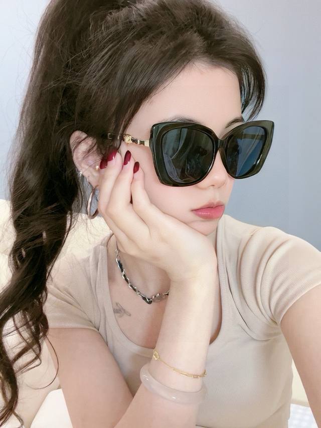 Chanel太阳镜墨镜 经典的方框设计，不挑脸型，无论搭配大衣还是连衣裙都非常显气质太阳镜预防紫外线 型号：Ch25801