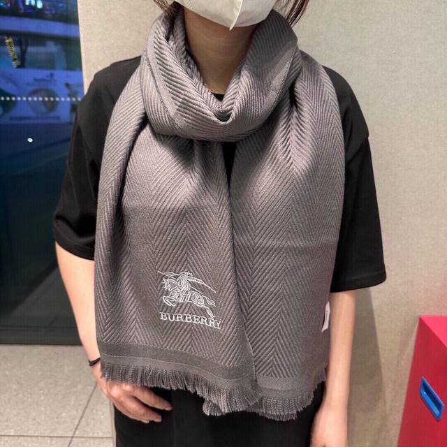 到货了 巴宝莉新款到货！海外原单，专柜原版，精美 今年超流行的款颜色随便百搭精神现时尚级惊艳，绕在颈披在肩超级完美非常显气质30*190丝绒面料，狠货男仕福利