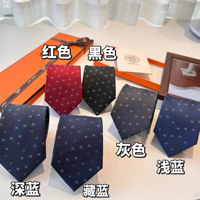 特 爱马仕男士新款领带系列，稀有H家每年都有一千条不同印花的领带面世，从最初的多以几何图案表现骑术活动为主，到如今的款式则丰富得多，以活泼的动物或日常生活 事物
