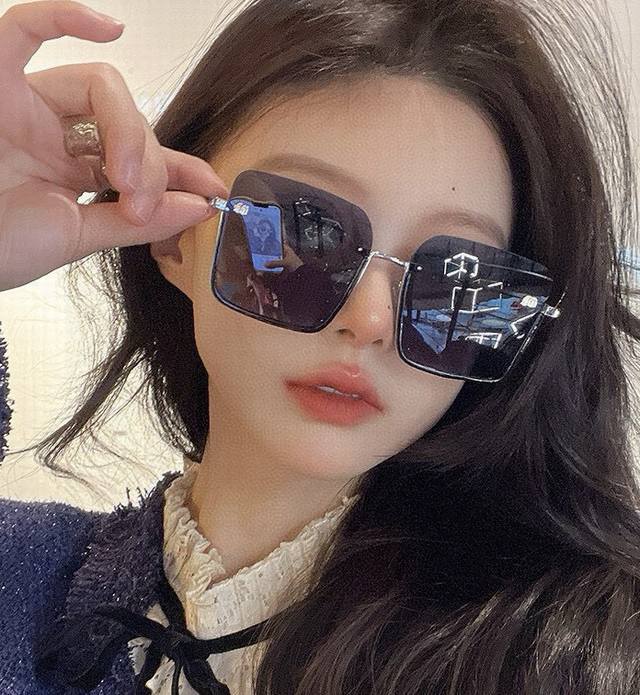 Miumiu偏光 新款时尚高雅墨镜女士 太阳镜打造沉稳架势，经典的版型与全新的创意相结不经意间放射出超卓非凡的奢华品味 型号：M5680