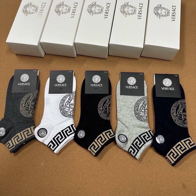 特 Versace 范思哲新品男款袜子 一盒五双 纯棉材质织造，超柔软舒适，提花经典Logo，Ins超火爆小单品，大牌出街，潮人必备超好搭