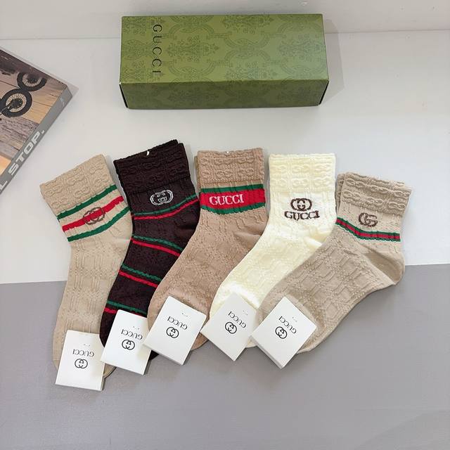 配包装 一盒5双 Gucci 古奇 新款早秋中筒袜子！纯棉面料，经典图案，专柜同步中短筒袜子，大牌出街，潮人必备超好搭！