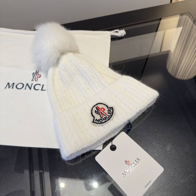 蒙口针织帽Moncler毛线帽质量非常柔软舒服，保暖又时尚，简约大气，百搭款！
