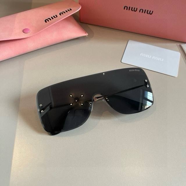 缪缪Miumiu新款太阳镜，高级感无框太阳镜女款防紫外线开车专用大脸显瘦连体眼镜