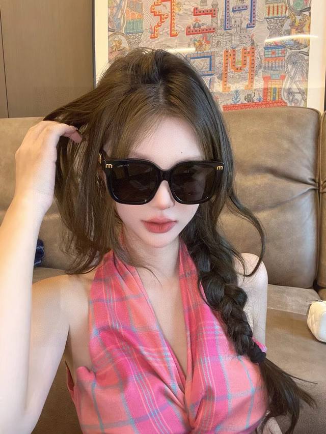 Miumiu 缪缪2025闪耀新款璀璨登台 太阳镜潮品 精致个性设计简约时尚 专柜品质值得拥有 绝对潮爆 提升个人品味的时尚单品～型号：M4389