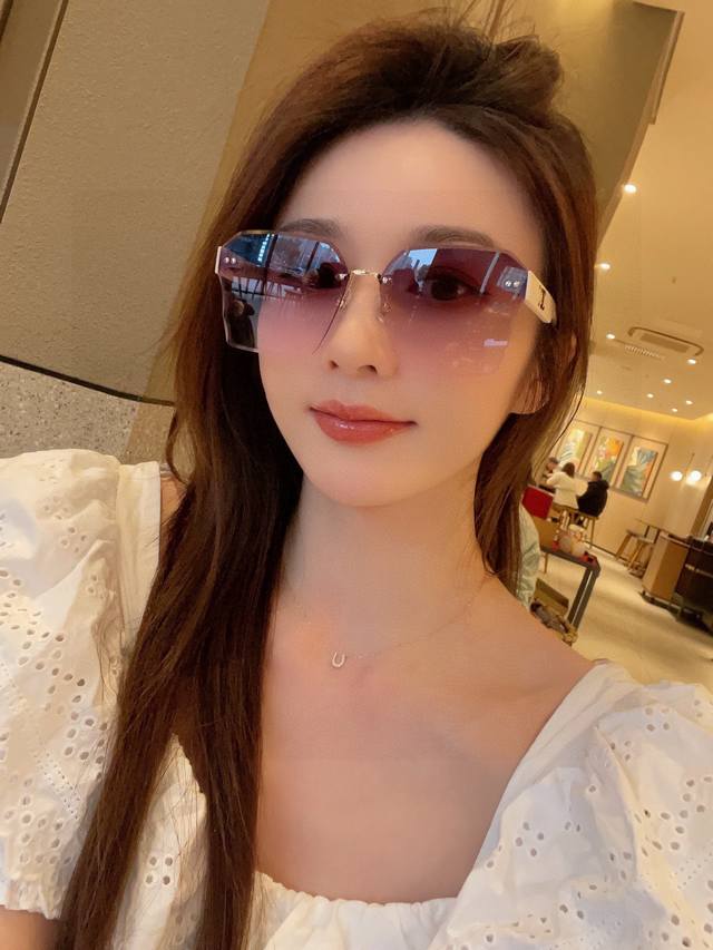 Chanel 香奈儿 2025新款潮流爆款 时尚方框太阳镜 佩戴舒适 网红潮款墨镜 女士高清加厚偏光太阳镜 高品质Tr镜框 型号Ch8851