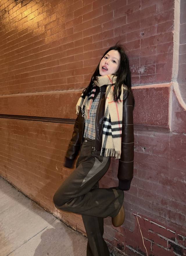 Burberry 匠心巨作 经典大格双面提花羊绒围巾完全等于2条围巾品牌首席创意总监Riccardo Tisci 最喜爱的标志之一。热卖的新款，非常厚实保暖织造