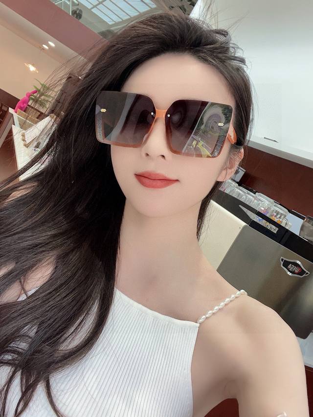 Dior-迪奥 2025开春新款 潮流爆款 时尚方框偏光太阳镜 高品质 佩戴舒适 网红潮款墨镜 女士高清加厚偏光太阳镜 高品质Tr镜框 型号：Cd0351