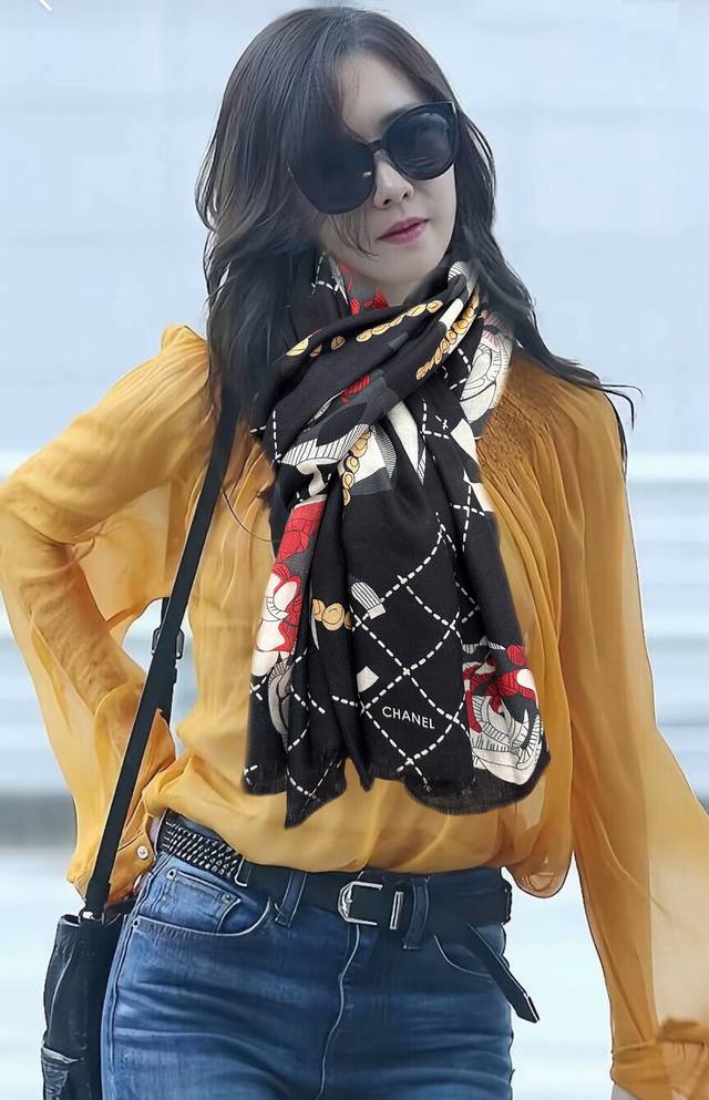 上新 小香2025最新款、太美到心动 花朵双C羊绒长巾 实物真心美 披肩配以印花无论设计喷绘都是非常到位细节都可见整个围巾给人气场的同时又非常精致高端Vip推荐