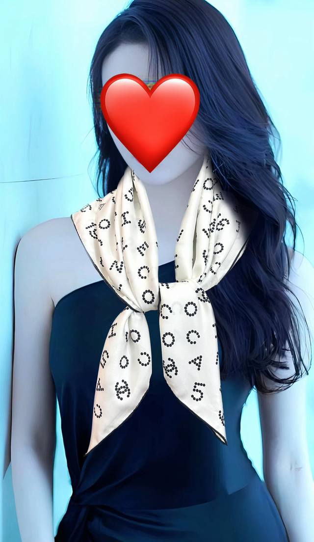 2610香奈儿 官网同步 双面同色 18姆米 高版本香奶奶永远都是比较经典 一条印有字母Logo交织图案巧妙搭配 简直太美了 爱藏于深处 尽显趣致设计 这款方巾