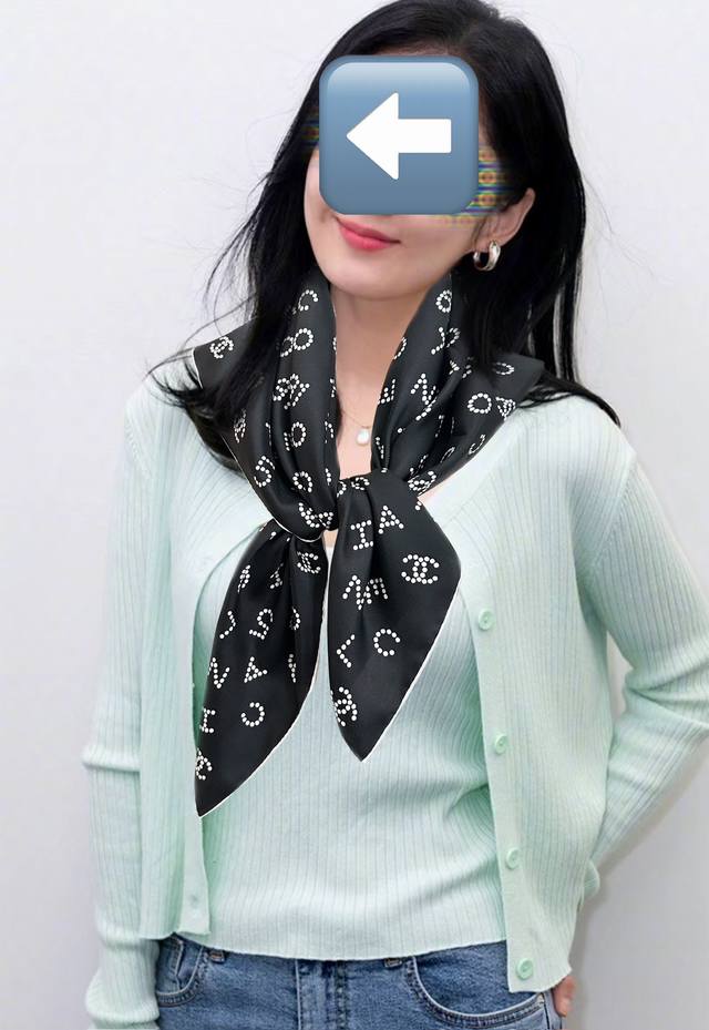 2610香奈儿 官网同步 双面同色 18姆米 高版本香奶奶永远都是比较经典 一条印有字母Logo交织图案巧妙搭配 简直太美了 爱藏于深处 尽显趣致设计 这款方巾