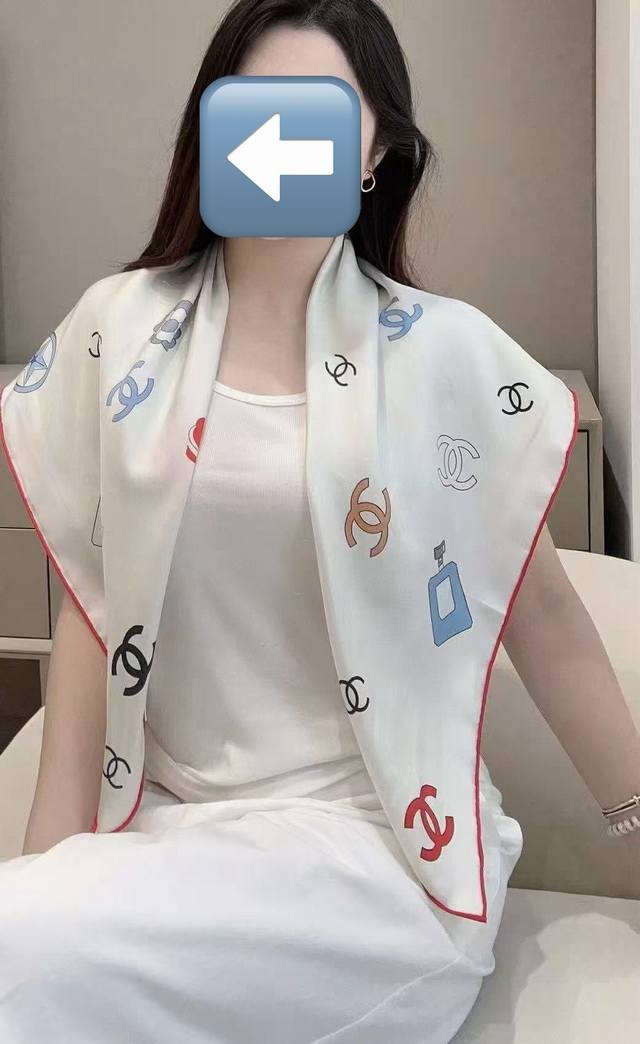 香奈儿 字母鸟笼丝巾 经典配色 融合品牌标识与艺术化鸟笼元素 低调中透露出高级感[嘴唇]标志性字母图案为基底，搭配最新系列鸟笼标识，致敬Gabrielle Ch