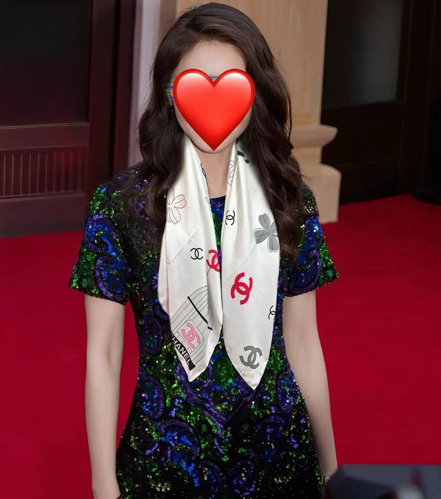 香奈儿 字母鸟笼丝巾 经典配色 融合品牌标识与艺术化鸟笼元素 低调中透露出高级感[嘴唇]标志性字母图案为基底，搭配最新系列鸟笼标识，致敬Gabrielle Ch