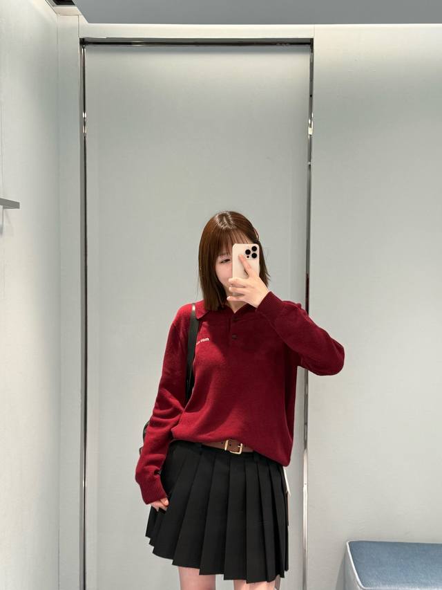 Miumi* 25Fw秋冬新款 酒红色长袖羊绒Polo针织毛衣丨独家Yb开发!高版出品!将复古与甜酷巧妙融合。柔糯羊绒自带轻盈蓬松质感,经典 Polo 领搭配单 Miumi* 25Fw秋冬新款 酒红色长袖羊绒Polo针织毛衣丨独家Yb开发!高版出品!将复古与甜酷巧妙融合。柔糯羊绒自带轻盈蓬松质感,经典 Polo 领搭配单