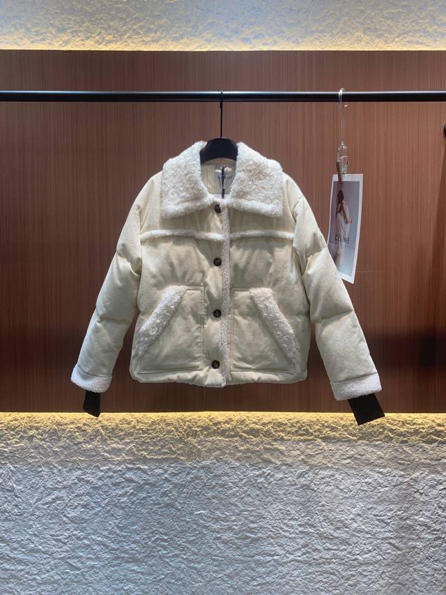 Moncler2025秋冬新款灯芯绒拼接羊羔毛羽绒服 填充90%优质羽绒,温暖力Max。米白色灯芯绒面料复古质感,羊羔毛大翻领与口袋、袖口拼接,软糯治愈。黑色纽 Moncler2025秋冬新款灯芯绒拼接羊羔毛羽绒服 填充90%优质羽绒,温暖力Max。米白色灯芯绒面料复古质感,羊羔毛大翻领与口袋、袖口拼接,软糯治愈。黑色纽