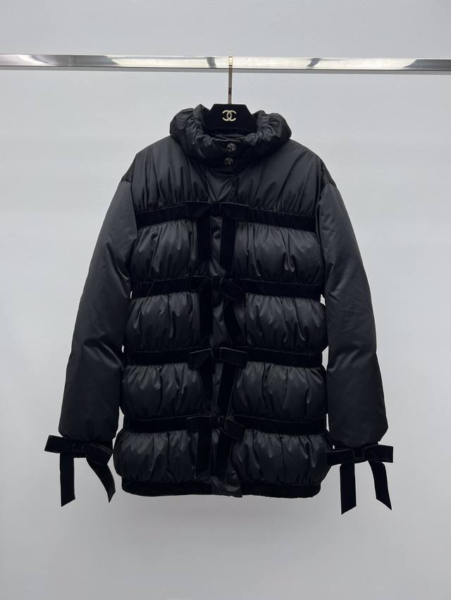 Chane*丝绒蝴蝶结饰羽绒服 25K秀款。中长款版型剪裁，花苞立领设计完美锁温，黑色丝绒锻带蝴蝶结饰元素少女感满满，定制山茶花里衬和开模Logo五金更添精致时