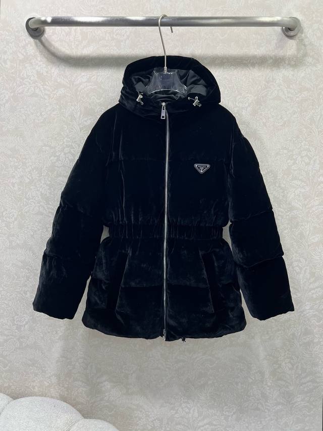 Prad*25秋冬连帽收腰丝绒羽绒服 定制Yb进口真丝丝绒材质 折射典雅光泽 是传统普通丝绒达不到的高度 不沾灰且丝滑光泽 质感高级不廉价 白鹅绒填充内里 整件 Prad*25秋冬连帽收腰丝绒羽绒服 定制Yb进口真丝丝绒材质 折射典雅光泽 是传统普通丝绒达不到的高度 不沾灰且丝滑光泽 质感高级不廉价 白鹅绒填充内里 整件
