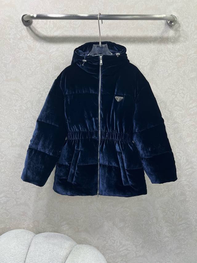 Prad*25秋冬连帽收腰丝绒羽绒服 定制Yb进口真丝丝绒材质 折射典雅光泽 是传统普通丝绒达不到的高度 不沾灰且丝滑光泽 质感高级不廉价 白鹅绒填充内里 整件 Prad*25秋冬连帽收腰丝绒羽绒服 定制Yb进口真丝丝绒材质 折射典雅光泽 是传统普通丝绒达不到的高度 不沾灰且丝滑光泽 质感高级不廉价 白鹅绒填充内里 整件