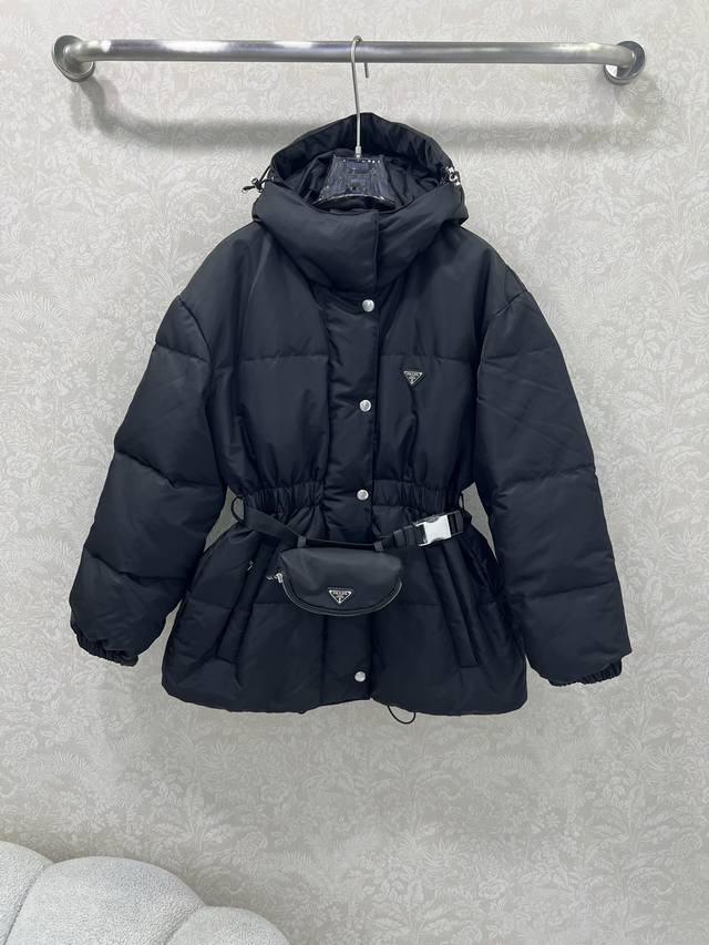Prad* Pd 25最新款搭配腰包白鹅绒羽绒 时髦精必入收腰中长款羽绒服 本季最佳版型 收腰面包服提高腰线巨显瘦 连帽设计时髦又帅气 超级大爱自留款 国标90 Prad* Pd 25最新款搭配腰包白鹅绒羽绒 时髦精必入收腰中长款羽绒服 本季最佳版型 收腰面包服提高腰线巨显瘦 连帽设计时髦又帅气 超级大爱自留款 国标90