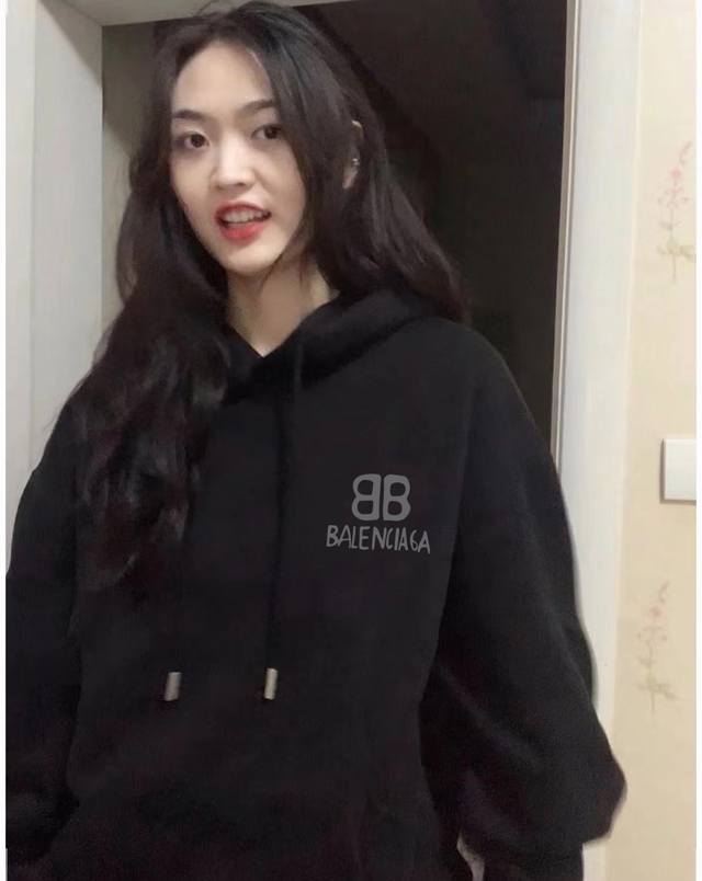 Balenciaga巴黎世家Bb涂鸦春秋季连帽卫衣 本款采用新疆华棉面料,不起球不褪色不变形,质量超级好,柔软的让你爱不释手,布料挺实,绝对厚实,打底单穿都是百 Balenciaga巴黎世家Bb涂鸦春秋季连帽卫衣 本款采用新疆华棉面料,不起球不褪色不变形,质量超级好,柔软的让你爱不释手,布料挺实,绝对厚实,打底单穿都是百