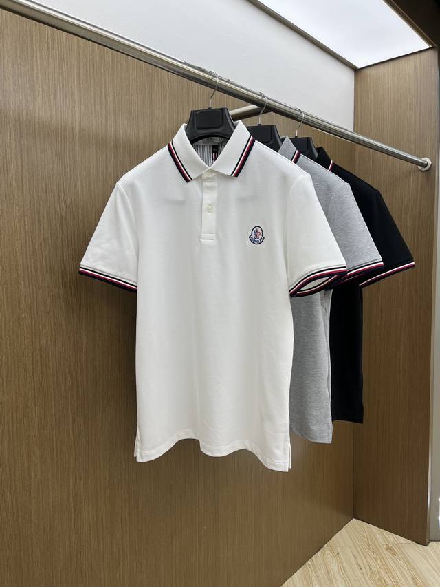 新款 Mon 2550春夏新款男士短袖Polo衫,品牌最新设计元素!既不单调也不复杂,恰到好处的展现品味!客供顶级定制珠地棉面料!舒适吸汗透气根本不在话下,面料 新款 Mon 2550春夏新款男士短袖Polo衫,品牌最新设计元素!既不单调也不复杂,恰到好处的展现品味!客供顶级定制珠地棉面料!舒适吸汗透气根本不在话下,面料