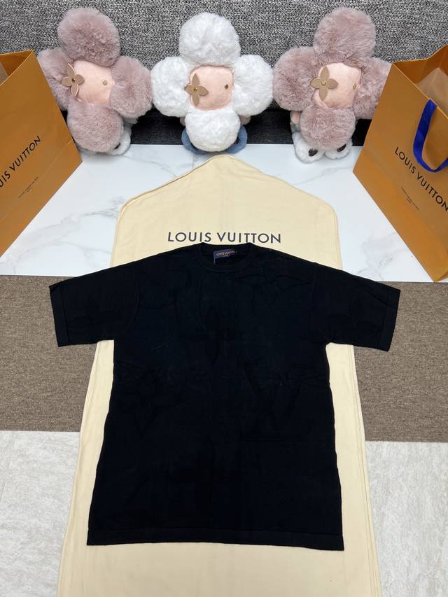 Louis 25 New Monogram Cotton Short-Sleeve Crew Neck Sweater. This cotton crew ne