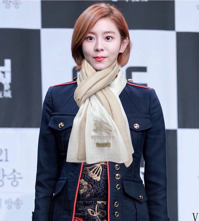 上新2610 巴宝莉采用内蒙古山羊绒，重磅推荐太美了火爆，人人都喜欢时潮人都有好几条巴家围巾放在衣橱，换条围巾就足够让你有焕然一新的感觉。高端品质，不同折叠可以