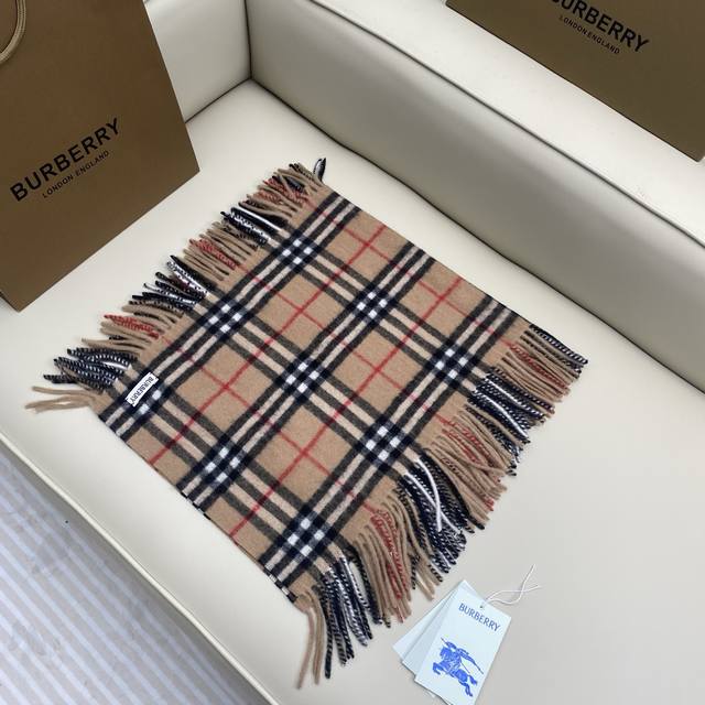 Happy格纹流苏围巾 155*30Cm.100%山羊绒 羊绒围巾装饰精纺 Burberry 格纹。两边融入流苏装饰，灵感源自品牌典藏档案。面料在高地清泉水中浸