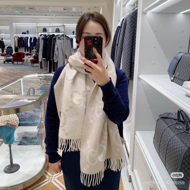 Gucci最新款 金银丝线稀有品质太好看了Gucci最新Zg同步款图案真的超级好看啊~就喜欢这种Gg腔调！价格p超级给力，福利推荐Zg售7200+面料是强捻精纺