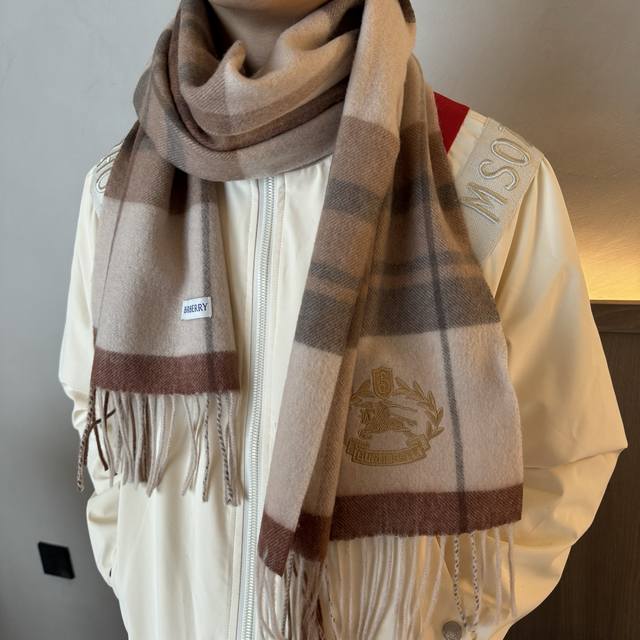 Burberry 巴宝莉格子围巾男士福利 好看的要疯掉了，太有型太有魅力了非常斯文时尚的秋冬单品！真的很喜欢，非常Classical的男款设计。男人的东西少而精