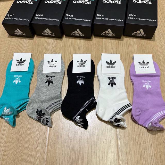 特 Adidas 阿迪达斯火爆全网的三叶草Logo超级Nice设计惊艳绝伦超级好看Ins今年超火爆元素单品精梳棉材质，非常柔软舒适 一盒五双