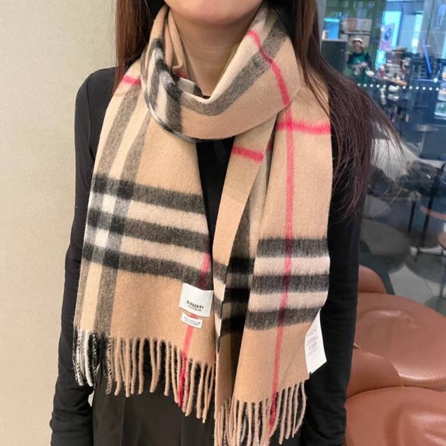 王牌口碑Burberry经典羊绒格子围巾专柜最新品相，目前专柜都换上了新标经典中的经典.全品相其他什么F货都弱爆了，真材实料纯羊绒这个出口单规格一直是我们王牌口