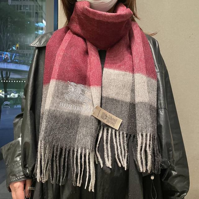 巴宝莉 欧洲羊绒男女款发售，顶级原单正品尾货，明星同款，优雅温和的时尚之美，穿上有型，在任何场地都独具特色，面料好到爆，让我们戴着起来无拘无束就是舒服，，32*